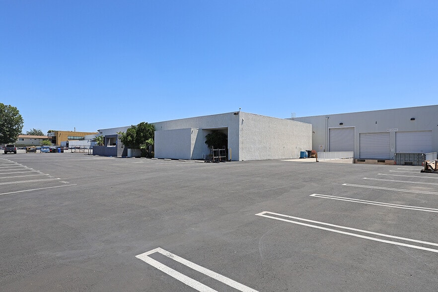 7050 Valjean Ave, Van Nuys, CA for lease - Building Photo - Image 2 of 9