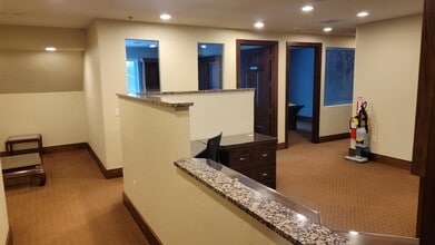 21124 W Good Hope Rd, Lannon, WI à louer Photo intérieure- Image 2 de 28