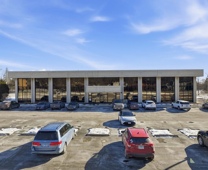 7900 S Cass Ave, Darien, IL à vendre - Photo du bâtiment - Image 2 de 19