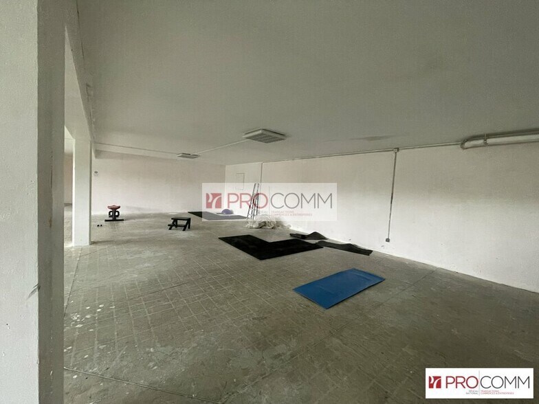 Flex in Chartres for lease - Interior Photo - Image 2 of 5