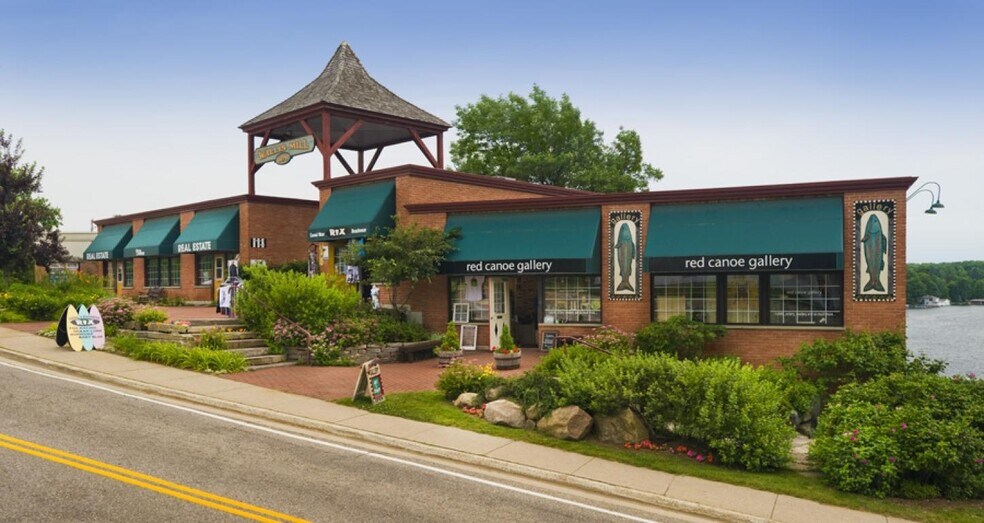 1 Medora, Muskoka Lakes, ON à louer - Photo du bâtiment - Image 1 de 7