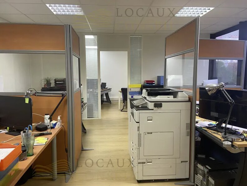 Office in Argenteuil for lease Interior Photo- Image 1 of 4