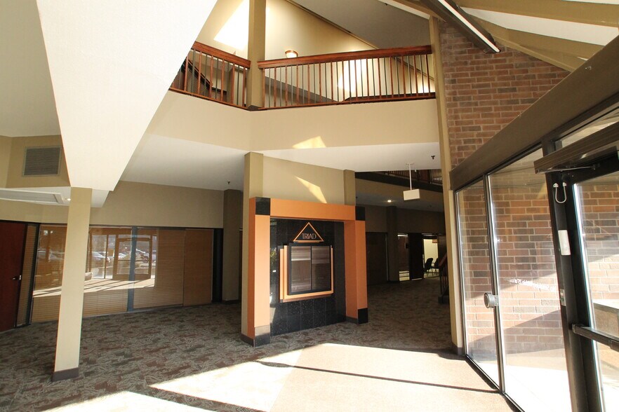 7101 Northland Cir N, Brooklyn Park, MN à louer - Photo du bâtiment - Image 3 de 7