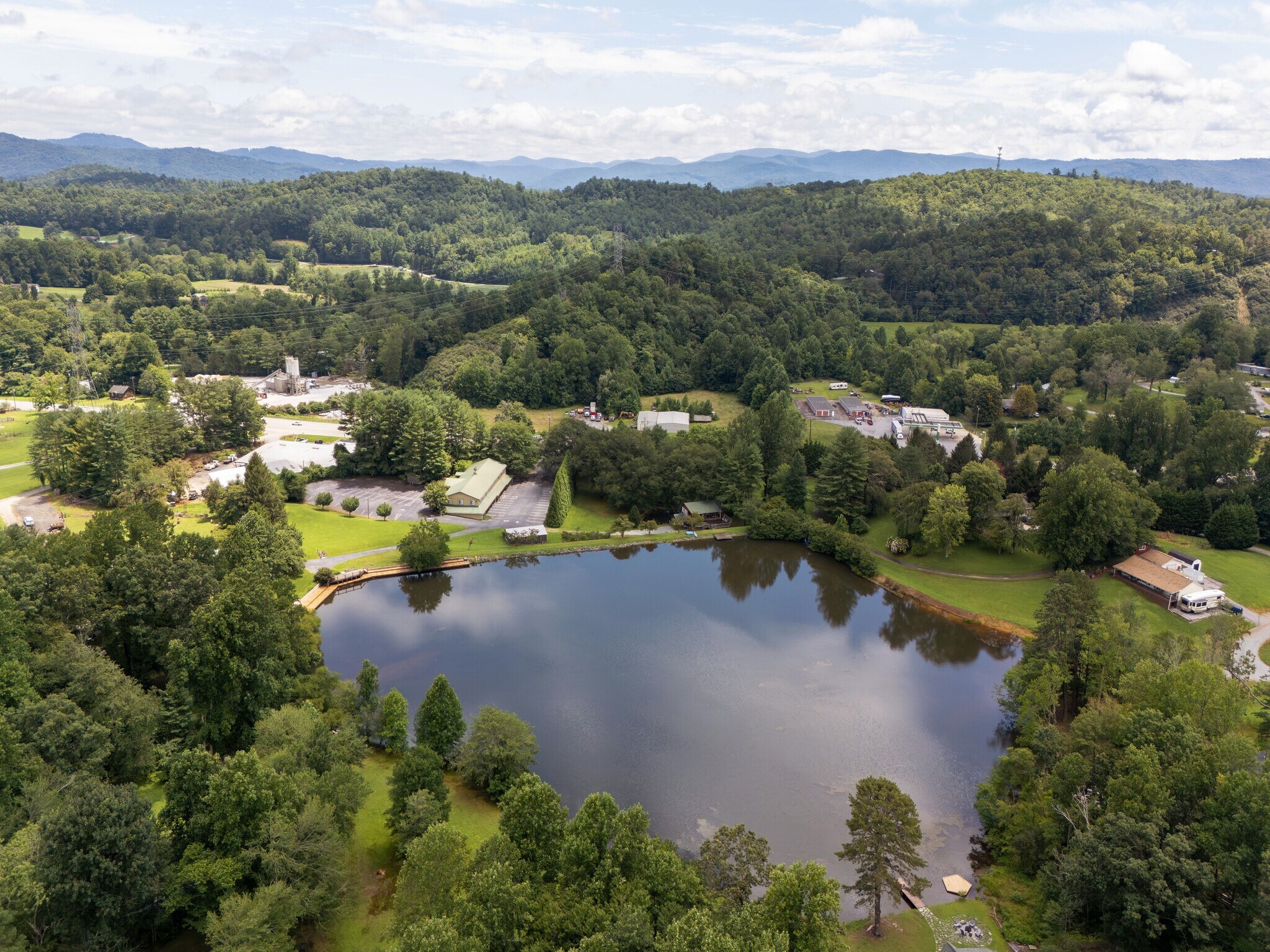 8826 Boylston Hwy, Mills River, NC à vendre Photo du bâtiment- Image 1 de 54