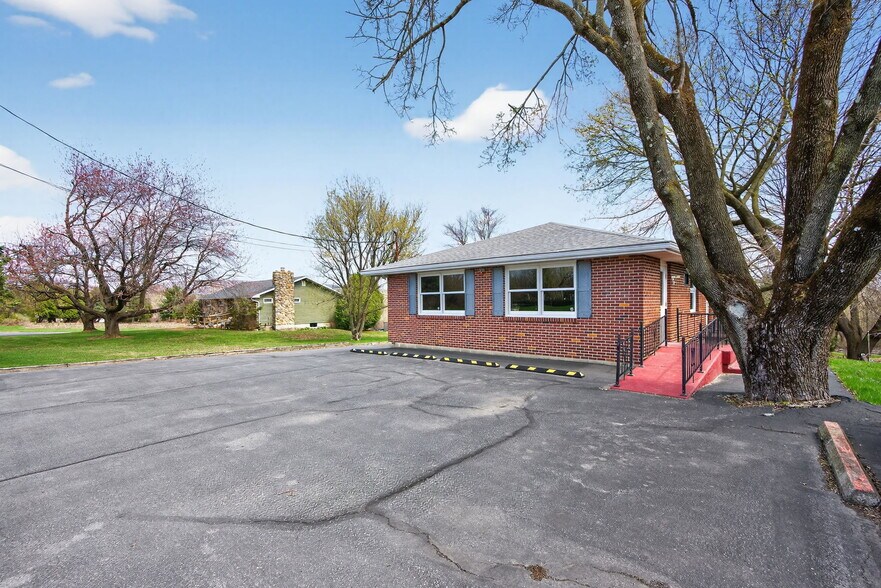 6534 Sullivan Trl, Wind Gap, PA à vendre - Photo du bâtiment - Image 2 de 50