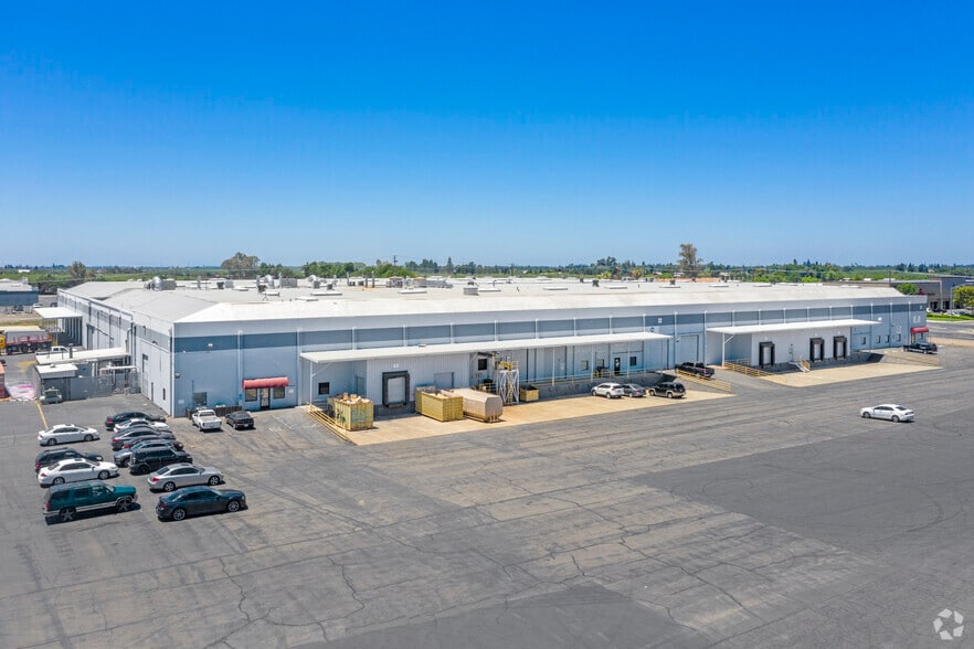 700 Kiernan Ave, Modesto, CA for lease - Building Photo - Image 2 of 8