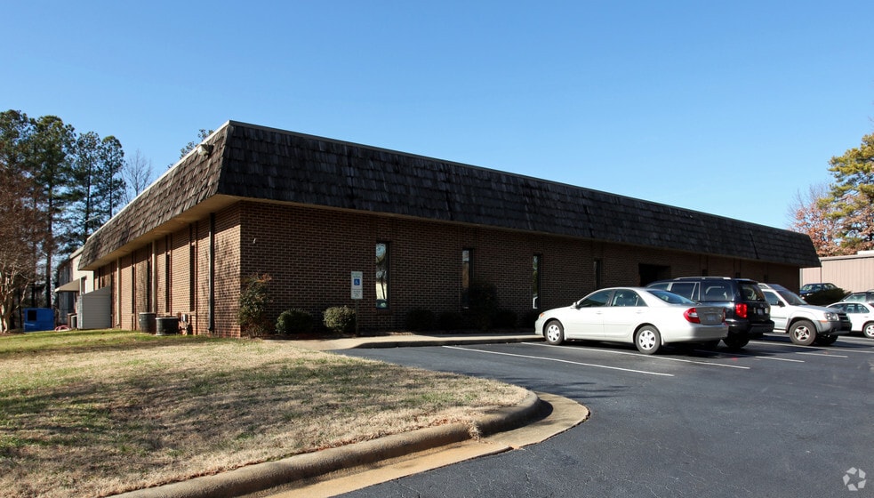 5908 Triangle Dr, Raleigh, NC for lease - Primary Photo - Image 1 of 4