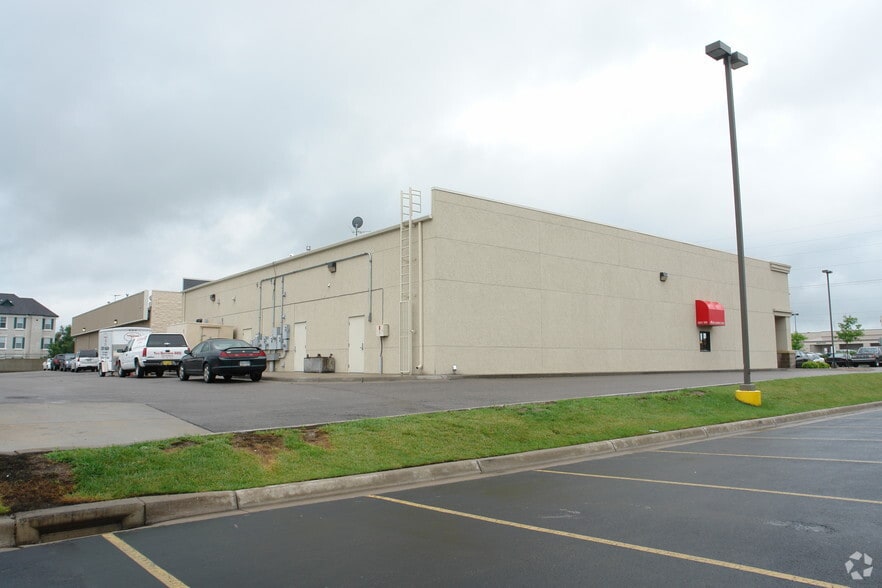 3700-3708 N Woodlawn Blvd, Wichita, KS for lease - Building Photo - Image 2 of 25