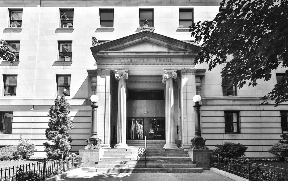 300 Rue Du Saint-Sacrement, Montréal, QC à louer - Photo du bâtiment - Image 2 de 5