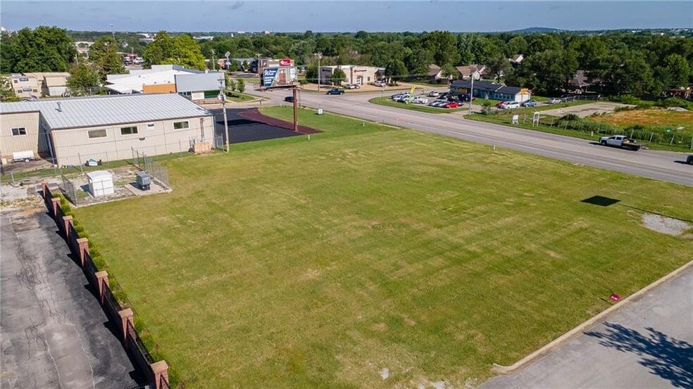 E Robinson Ave, Springdale, AR à vendre - Photo du bâtiment - Image 2 de 11