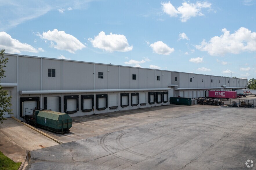 3850 Port Jacksonville Pky, Jacksonville, FL à louer - Photo du bâtiment - Image 1 de 3