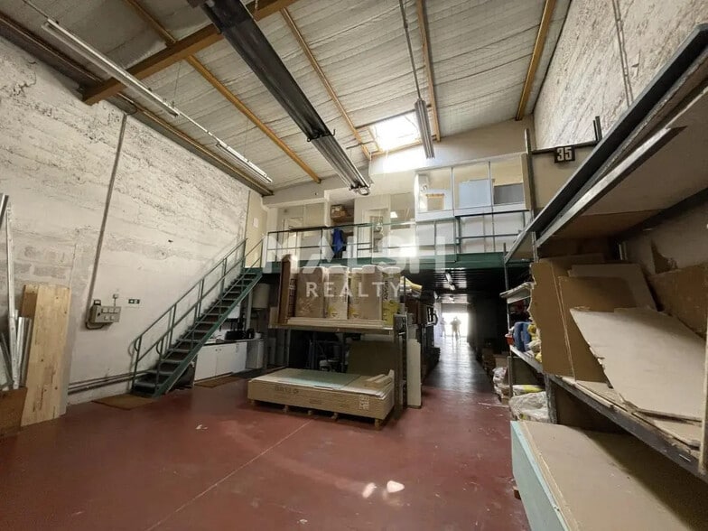 Office in Vénissieux for lease - Building Photo - Image 2 of 7