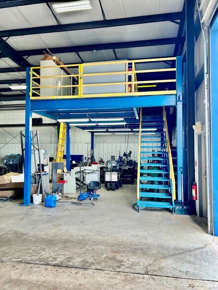 2501 Runway Dr, Waupaca, WI à vendre - Photo intérieure - Image 2 de 13