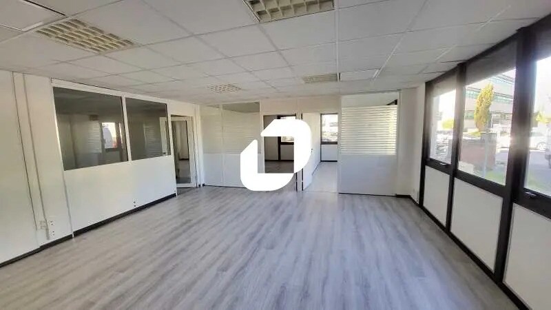 Office in Mérignac for lease Interior Photo- Image 1 of 12