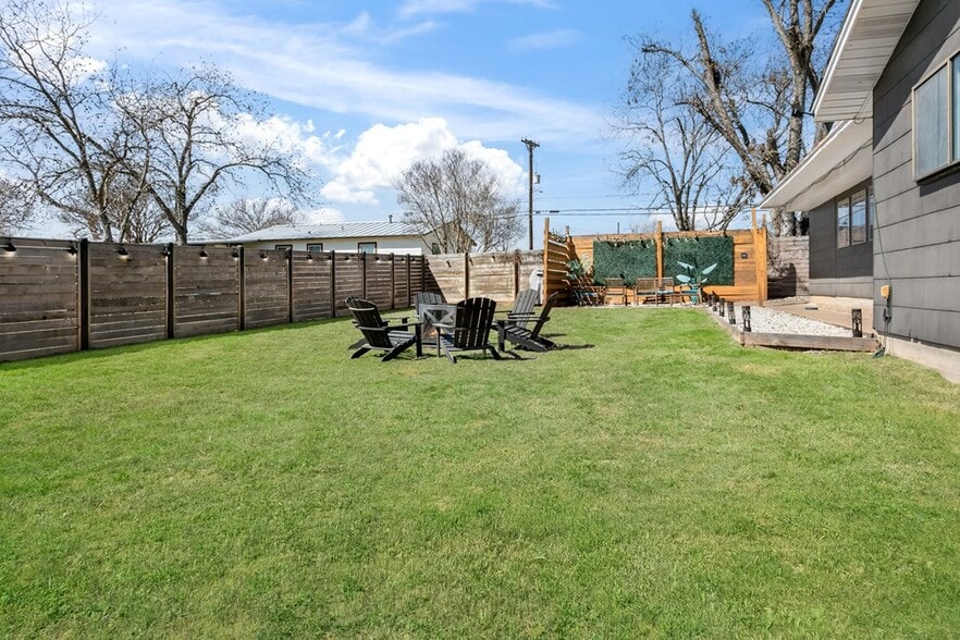 333 W Burbank St, Fredericksburg, TX for sale - Building Photo - Image 3 of 23
