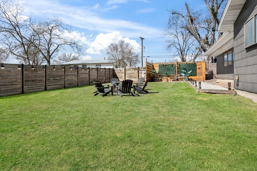 333 W Burbank St, Fredericksburg, TX à vendre - Photo du bâtiment - Image 3 de 23