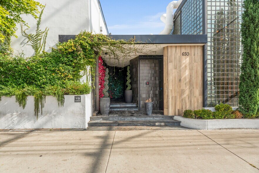 650 N La Cienega Blvd, West Hollywood, CA à louer - Photo du bâtiment - Image 2 de 27