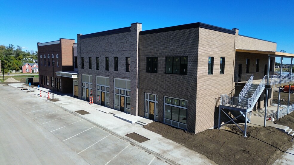 1107 S 44th St, Cumming, IA for lease - Building Photo - Image 3 of 5