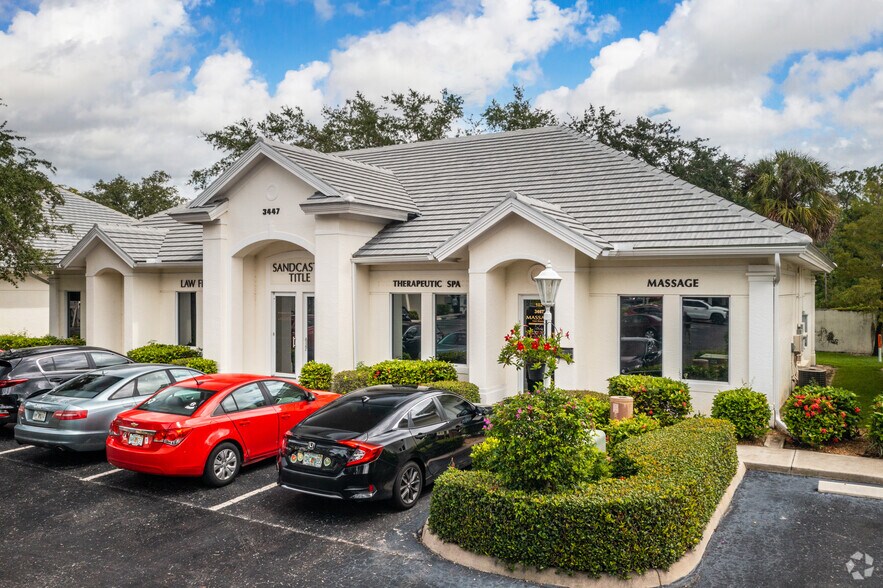 3447 Pine Ridge Rd, Naples, FL à vendre - Photo du bâtiment - Image 2 de 35