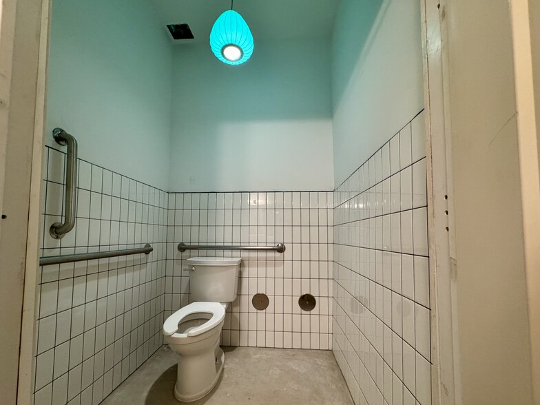 78 Main St, Bisbee, AZ for sale - Interior Photo - Image 2 of 54