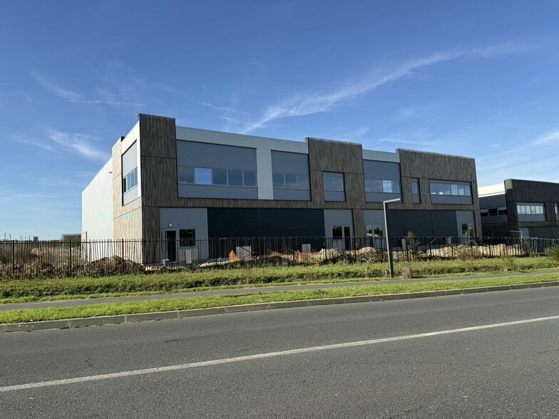 Flex in Louvres for lease - Building Photo - Image 1 of 12