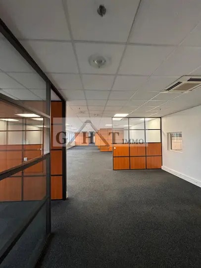 Industrial in Les Ulis for lease - Building Photo - Image 2 of 2