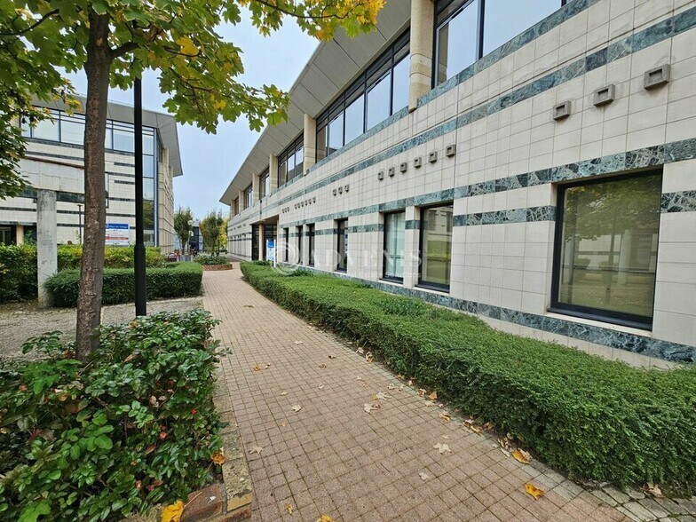 Office in Gennevilliers for sale - Building Photo - Image 2 of 12
