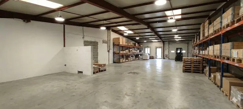 Flex in Bourgoin-Jallieu for lease - Interior Photo - Image 2 of 2
