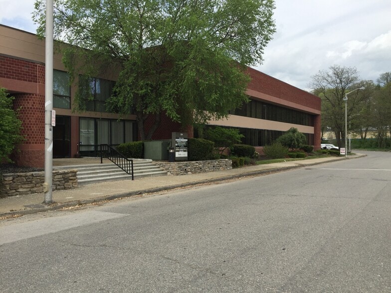 324 Grove St, Worcester, MA for lease - Building Photo - Image 3 of 4