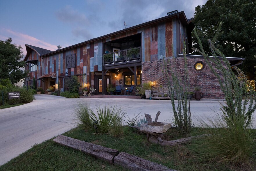 504 Tivy St, Kerrville, TX à vendre - Photo du bâtiment - Image 2 de 66