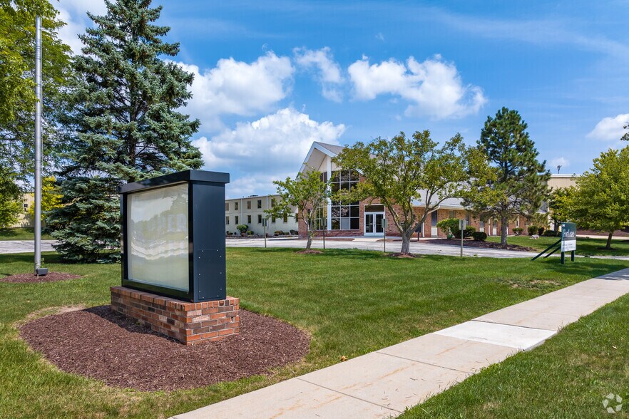 7900 W Tower Ave, Milwaukee, WI à louer - Photo du bâtiment - Image 2 de 33