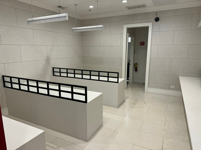 2 W Delaware Pl, Chicago, IL for lease - Building Photo - Image 3 of 11