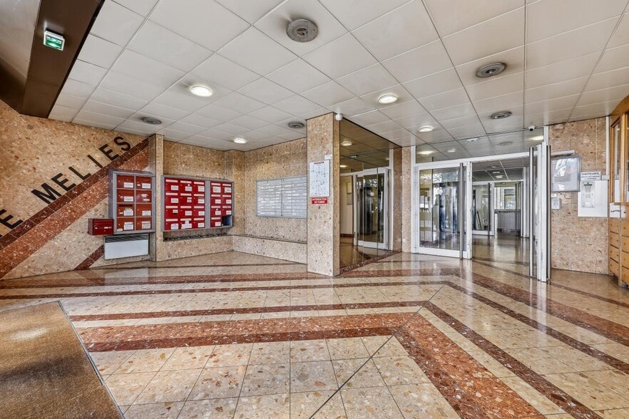 Bureau dans Montreuil à louer - Hall d’entrée - Image 3 de 17