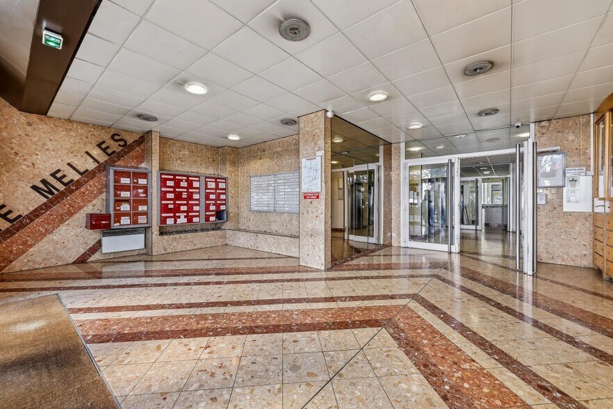 Office in Montreuil for lease - Lobby - Image 3 of 17