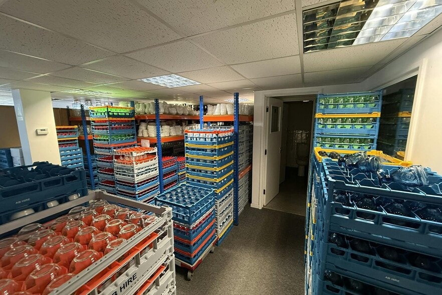 333 Connaught Rd, Brookwood for sale - Interior Photo - Image 2 of 4