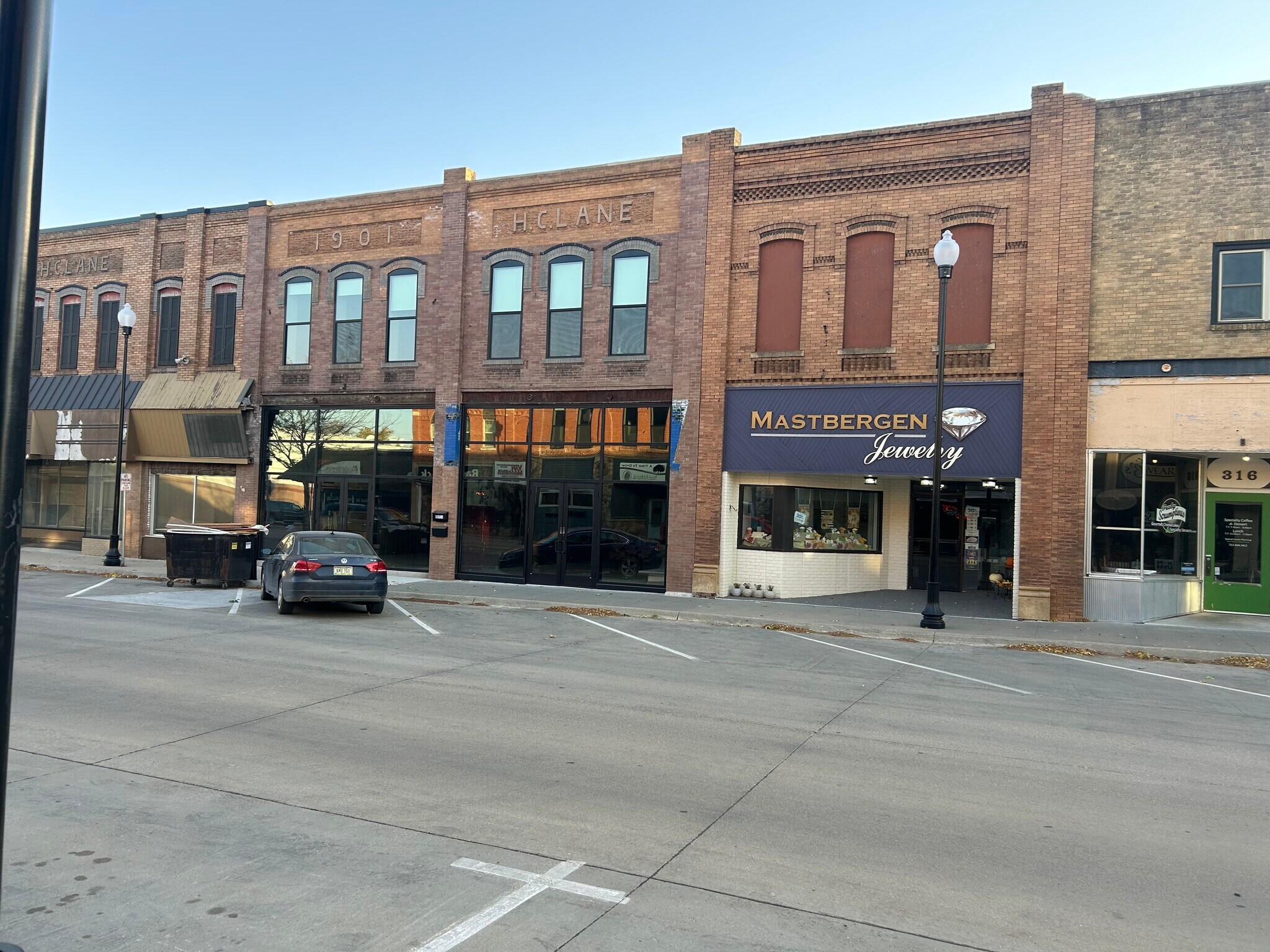 320 9th St, Sheldon, IA for lease Building Photo- Image 1 of 4