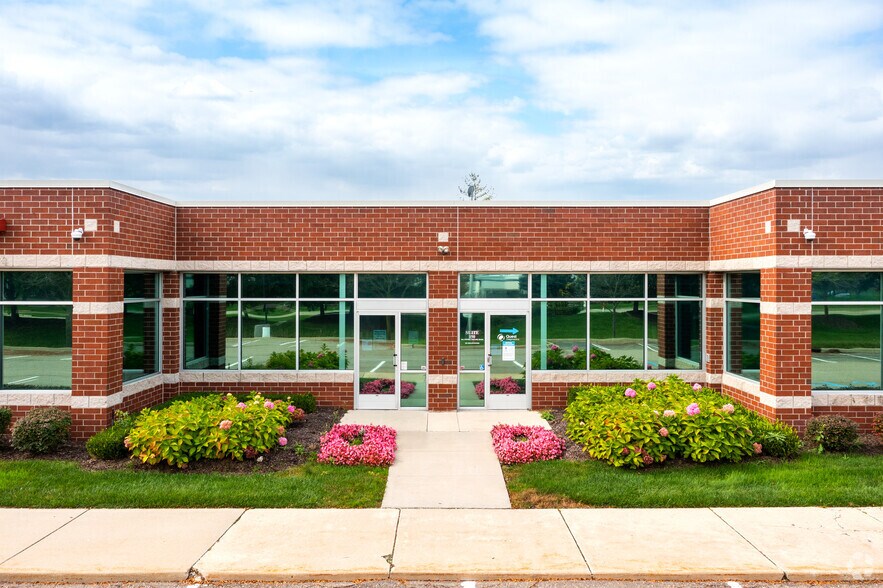 27275 Haggerty Rd, Novi, MI à louer - Photo du bâtiment - Image 3 de 11