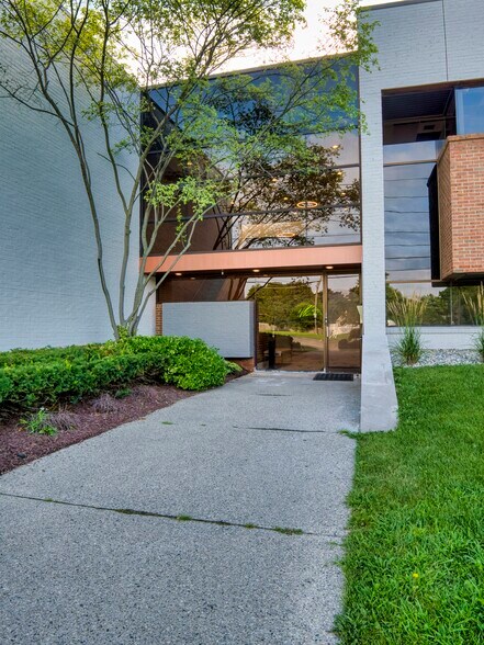 23800 Orchard Lake Rd, Farmington Hills, MI for lease - Building Photo - Image 2 of 4