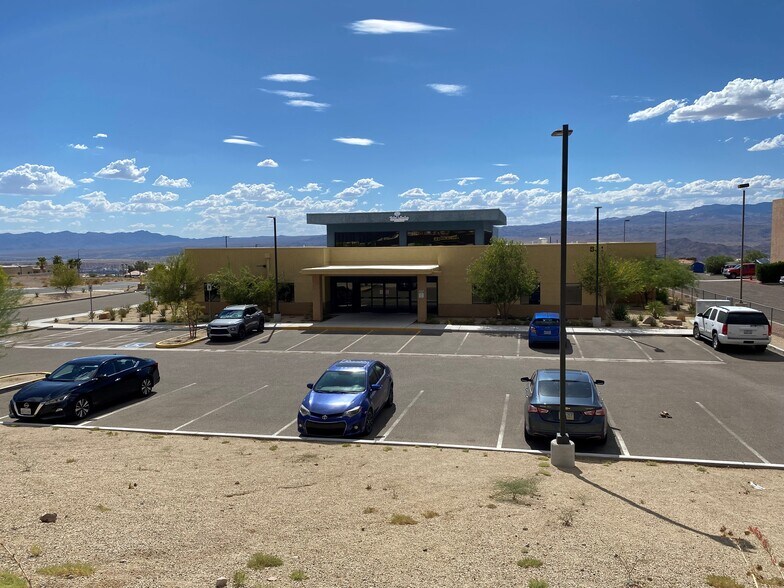 831 Landon Dr, Bullhead City, AZ à louer - Photo du bâtiment - Image 3 de 3