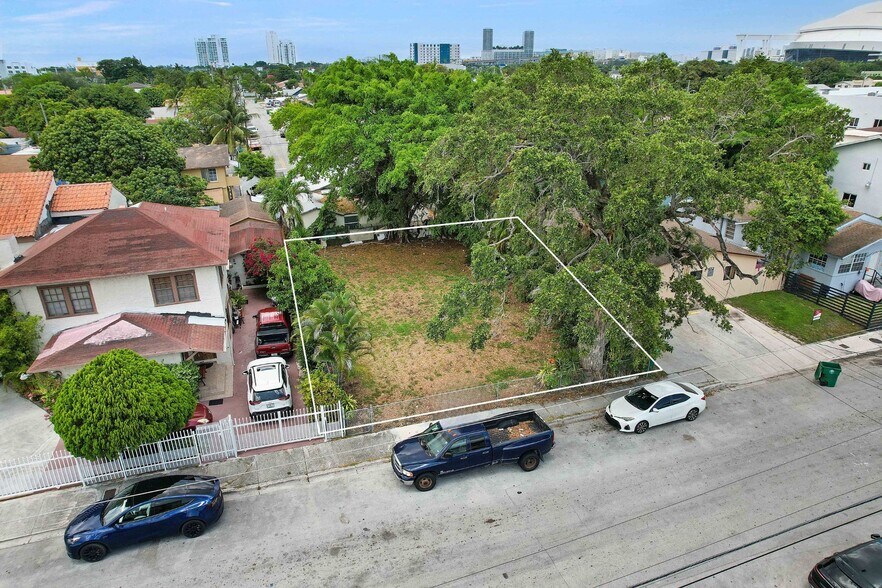 1873 NW Flagler Ter, Miami, FL à vendre - Photo du bâtiment - Image 2 de 10