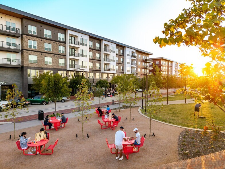 1455 Moonrise Ave, Carrollton, TX à louer - Photo du bâtiment - Image 2 de 10