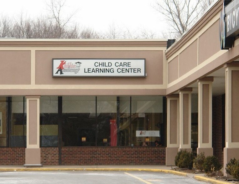 38-40 Tunxis Ave, Bloomfield, CT à louer - Photo du bâtiment - Image 3 de 15