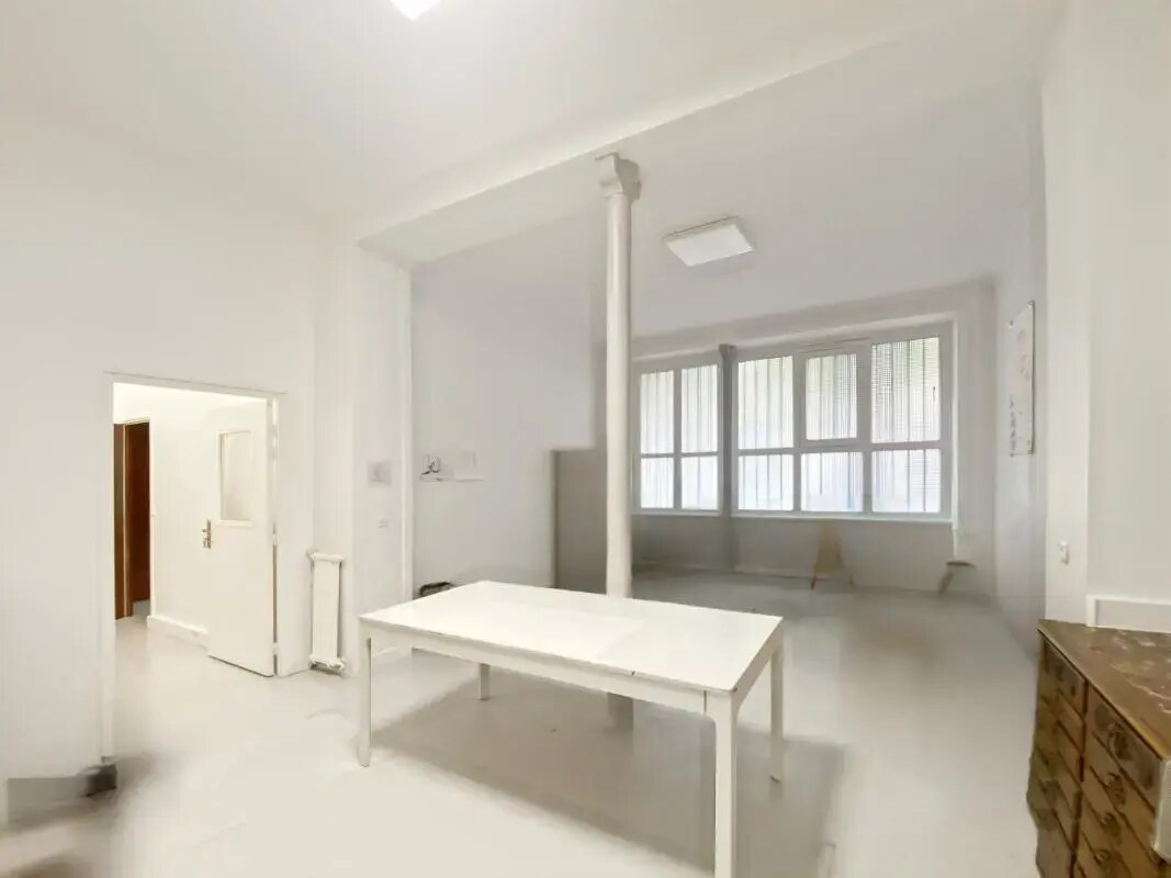 Retail in Paris for lease Interior Photo- Image 1 of 4