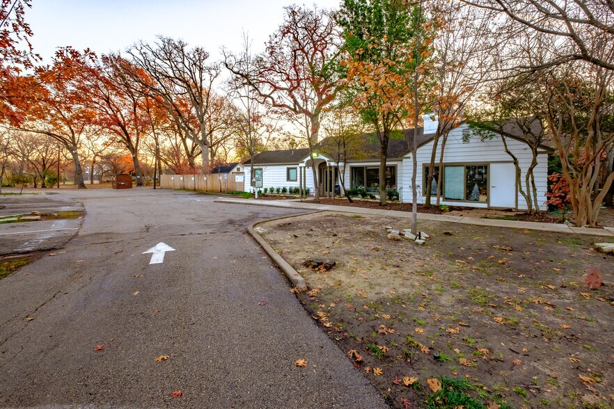 2400 Empire Central, Dallas, TX à louer - Photo du bâtiment - Image 3 de 20