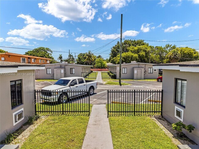 Plus de détails pour 2080-2090 NW 31st St, Miami, FL - Multi-résidentiel à vendre