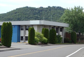 2270 NW Aviation Dr, Roseburg, OR for lease Building Photo- Image 1 of 13