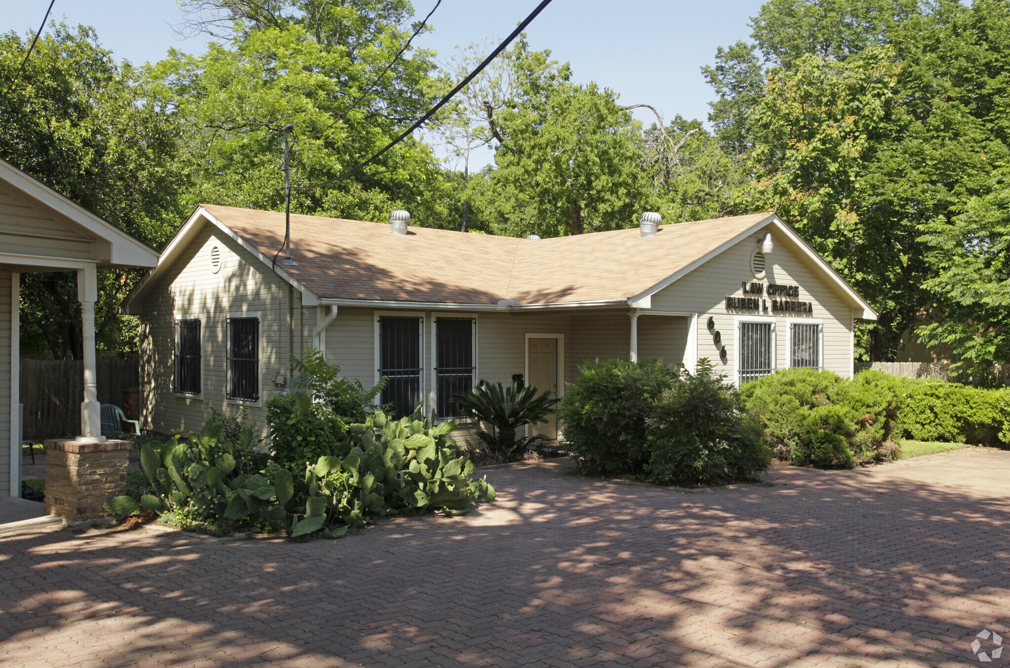 78704 Redevelopment Opportunity portefeuille de 2 propriétés à vendre sur LoopNet.ca Photo principale- Image 1 de 3