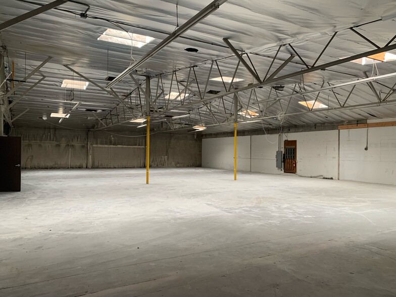7750 Burnet Ave, Van Nuys, CA for lease - Interior Photo - Image 2 of 6