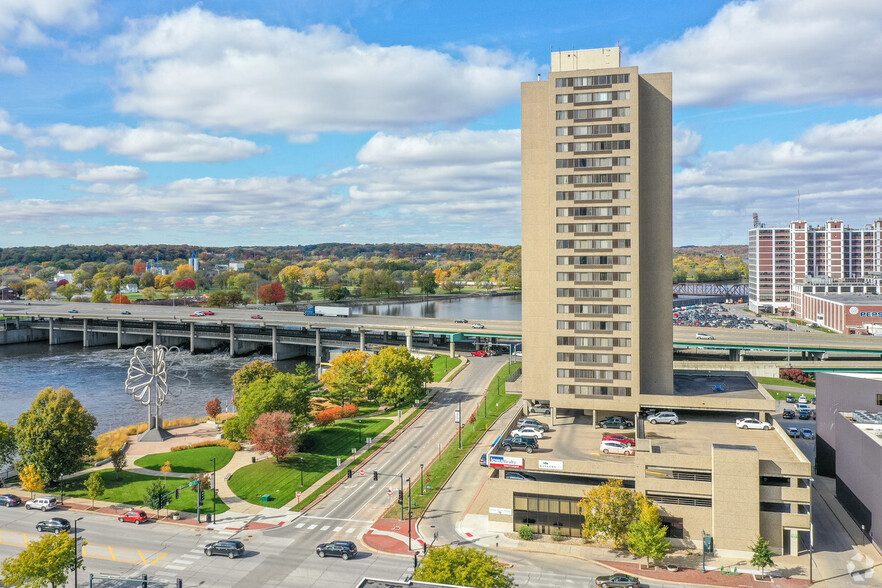 100 1st Ave NE, Cedar Rapids, IA à louer - Photo du bâtiment - Image 1 de 23