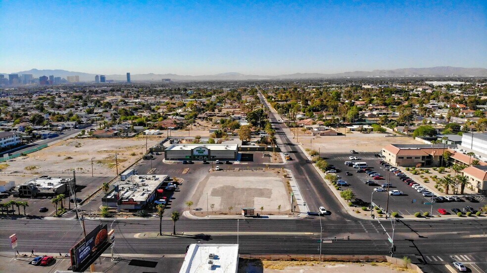 5641 W Charleston Blvd, Las Vegas, NV à louer - Photo du bâtiment - Image 2 de 5